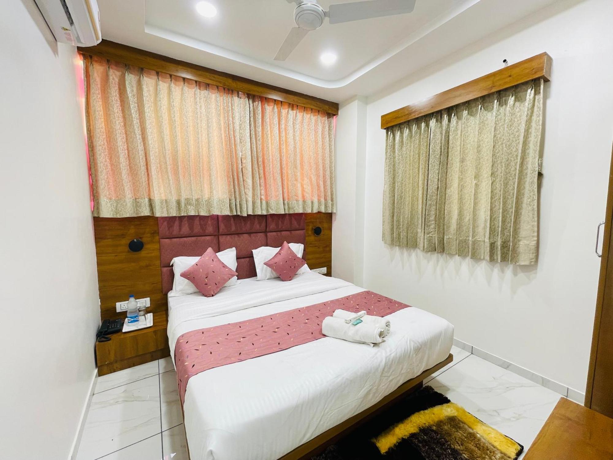 Hotel Avenue Sky อาเมดาบัด ภายนอก รูปภาพ