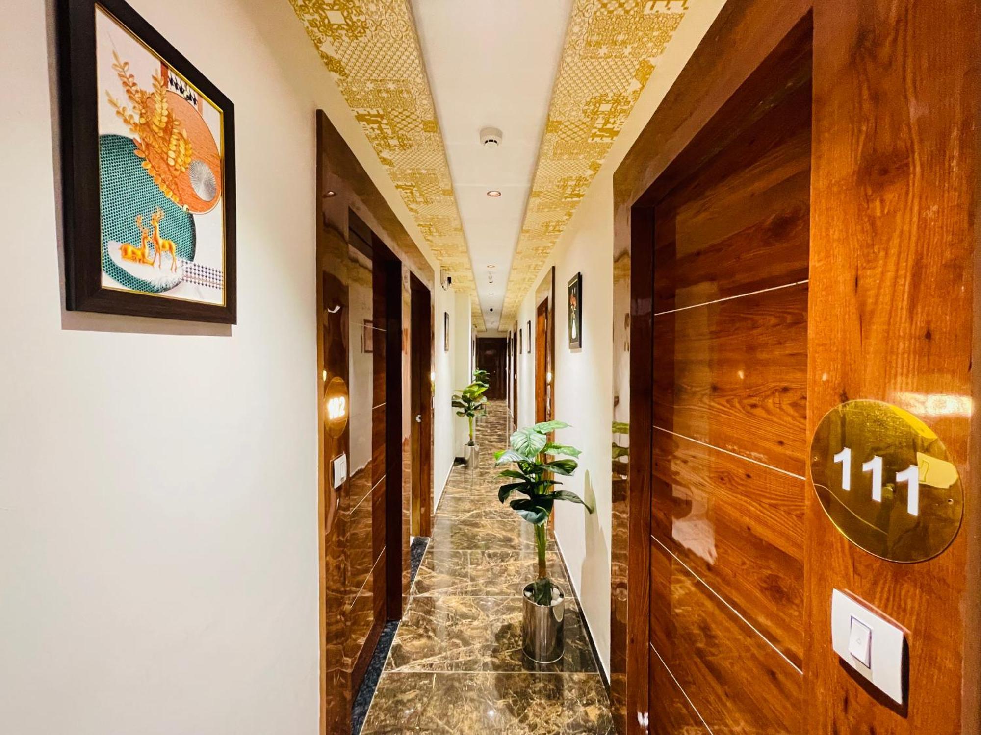 Hotel Avenue Sky อาเมดาบัด ภายนอก รูปภาพ