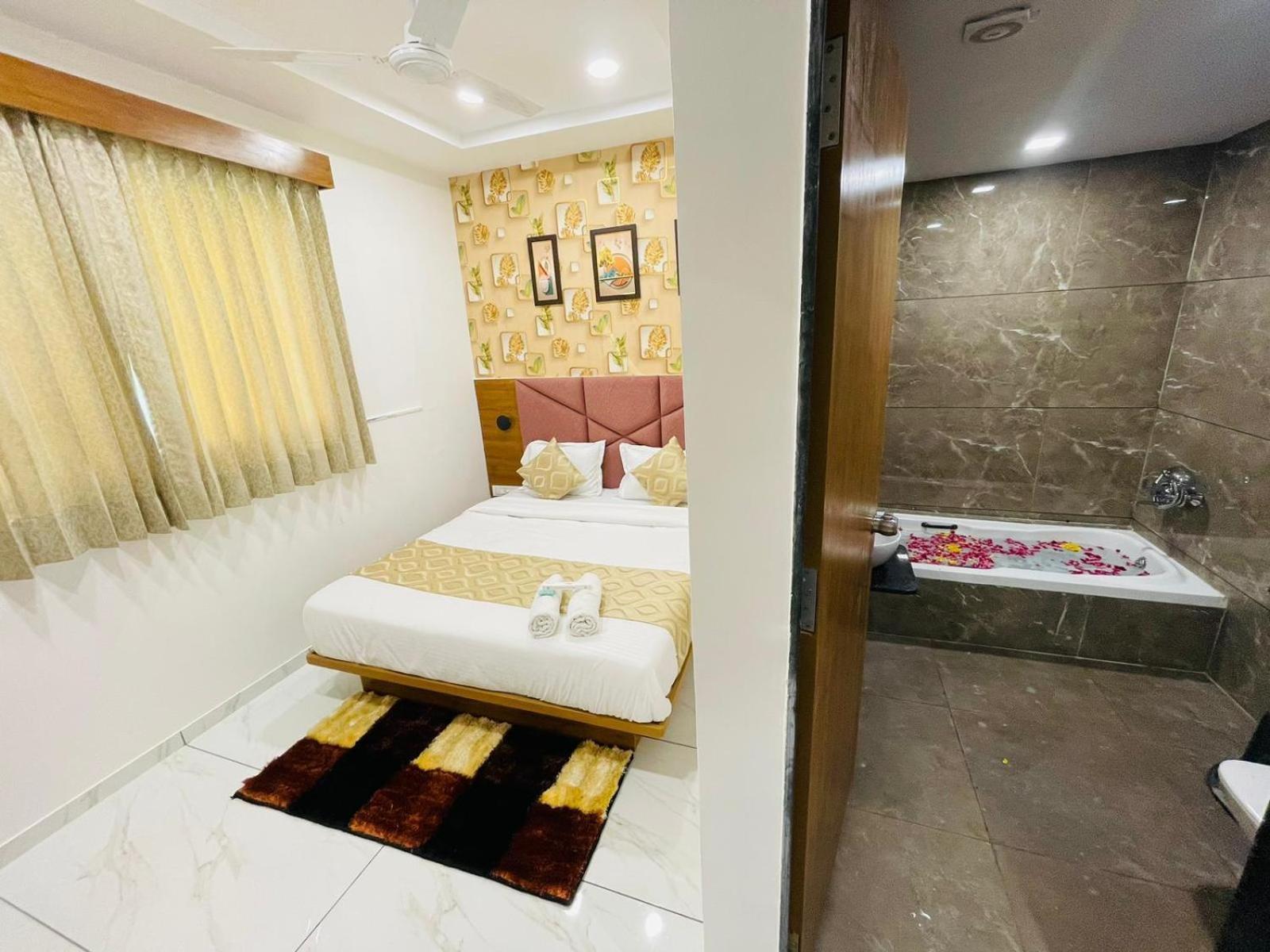 Hotel Avenue Sky อาเมดาบัด ภายนอก รูปภาพ